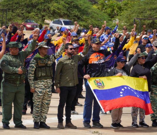Pueblo de Carirubana se entrena con fusiles FAL y AK-103 en la Base Naval de Punto Fijo