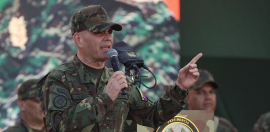 Padrino López negó militarización y llamó a “crear conciencia patria” Padrino López: "Cualquier intento de desestabilización contra la nación fracasará" / Padrino López: EE UU podría infiltrar fuerzas especiales para asesinatos selectivos