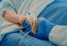 Mujer muere tras pisar un líquido mortal