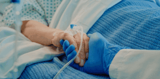 Mujer muere tras pisar un líquido mortal