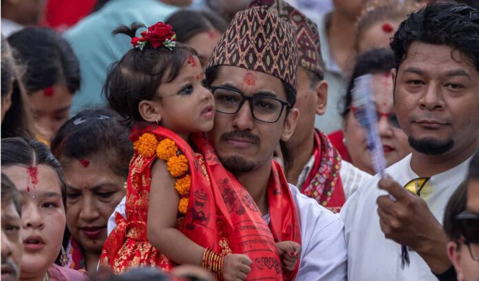 Una niña de 2 años es entronizada como la nueva diosa viviente de Nepal