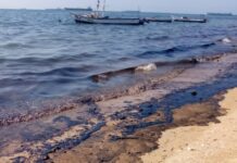 Pescadores de Villa Marina denuncian derrame de crudo que afecta sus costas + Videos