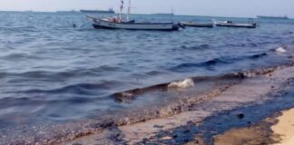 Pescadores de Villa Marina denuncian derrame de crudo que afecta sus costas + Videos