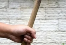 Le dieron con un palo en la cabeza en medio de una discusión