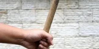 Le dieron con un palo en la cabeza en medio de una discusión