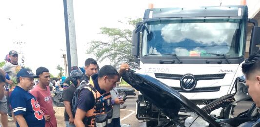 En Fotos| Colisión entre gandola y un vehículo Land Cruzer en Punto Fijo