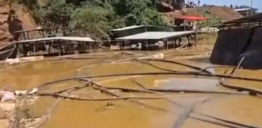 Catorce personas mueren tras inundarse una mina de oro