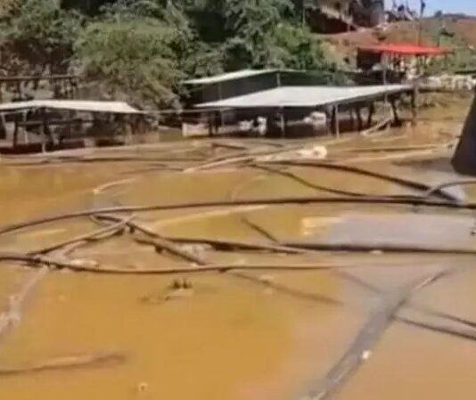 Catorce personas mueren tras inundarse una mina de oro