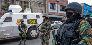 GNB rescató a joven secuestrada en Puerto Ordaz Funcionarios de la Guardia Nacional Bolivariana (GNB) lograron el rescate de una adolescente, quien permanecía cautiva desde el pasado viernes. El hecho se registró en Puerto Ordaz, estado Bolívar, donde funcionarios del Grupo Antiextorsión y Secuestro (GAES), logró la liberación de la víctima, una jovencita de 15 años de edad, quien había sido raptada por un grupo de hombres en un centro comercial de esa ciudad.