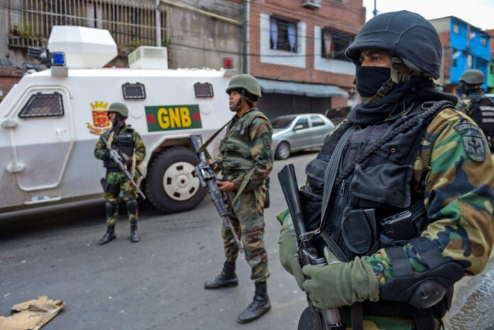 GNB-secuestro Funcionarios de la Guardia Nacional Bolivariana (GNB) lograron el rescate de una adolescente, quien permanecía cautiva desde el pasado viernes. El hecho se registró en Puerto Ordaz, estado Bolívar, donde funcionarios del Grupo Antiextorsión y Secuestro (GAES), logró la liberación de la víctima, una jovencita de 15 años de edad, quien había sido raptada por un grupo de hombres en un centro comercial de esa ciudad.