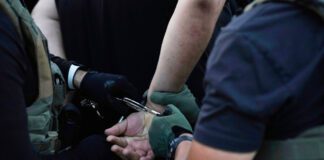 EEUU | Hombre apuñaló a dos adolescentes con tenedor en pleno vuelo EEUU | Hombre apuñaló a dos adolescentes con tenedor en pleno vuelo