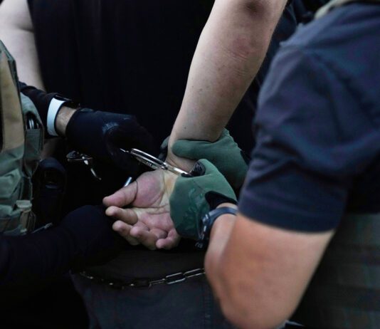 EEUU | Hombre apuñaló a dos adolescentes con tenedor en pleno vuelo EEUU | Hombre apuñaló a dos adolescentes con tenedor en pleno vuelo