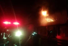 Incendio destruye galpón de zapatos en Punto Fijo