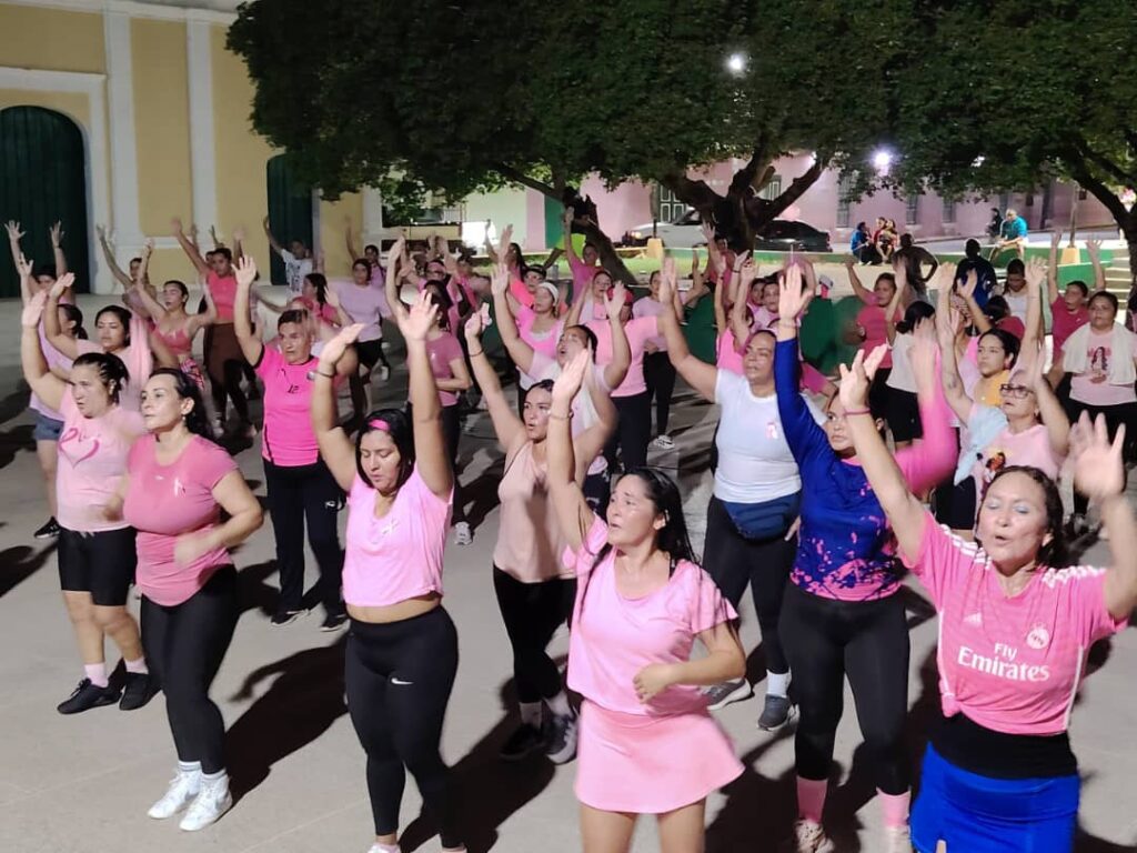 La Plaza Bolívar de Pueblo Nuevo vibró con la energía rosa de la Bailo Fit Rosa