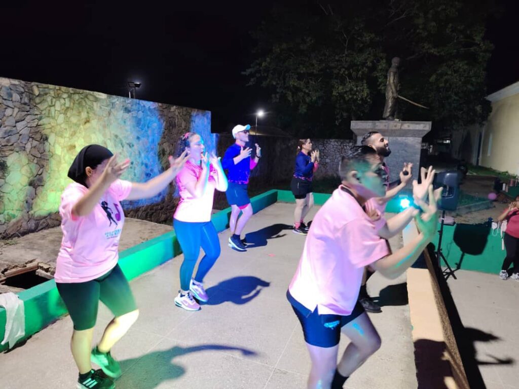 La Plaza Bolívar de Pueblo Nuevo vibró con la energía rosa de la Bailo Fit Rosa