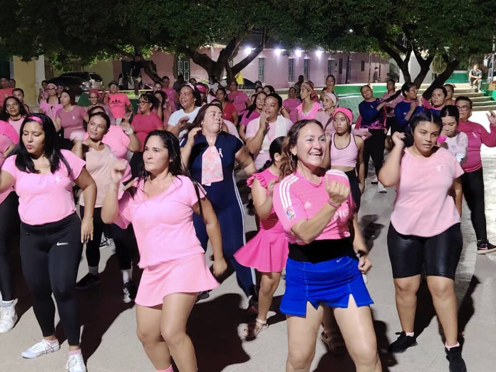 La Plaza Bolívar de Pueblo Nuevo vibró con la energía rosa de la Bailo Fit Rosa