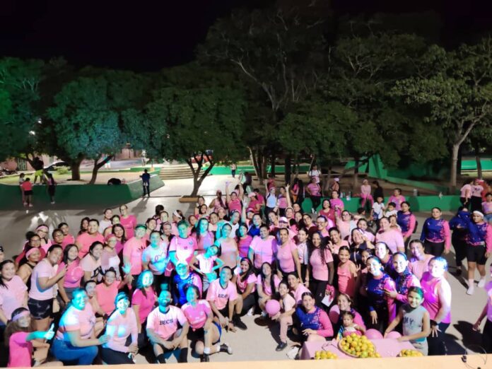 La Plaza Bolívar de Pueblo Nuevo vibró con la energía rosa de la Bailo Fit Rosa