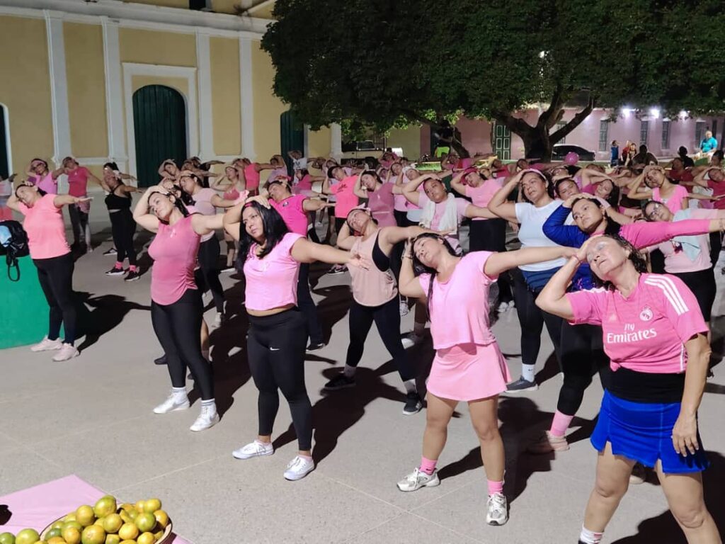 La Plaza Bolívar de Pueblo Nuevo vibró con la energía rosa de la Bailo Fit Rosa