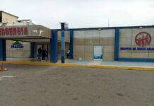 Le cayeron a puños en el estacionamiento de Súper 900 en Las Margaritas