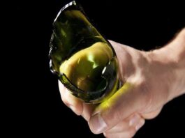 Se cortó la mano con un pico de botella