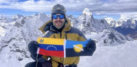 Venezolano ondeó la bandera tricolor en la cima del Himalaya Venezolano ondeó la bandera tricolor en la cima del Himalaya