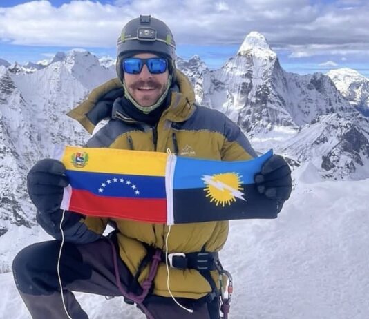 Venezolano ondeó la bandera tricolor en la cima del Himalaya Venezolano ondeó la bandera tricolor en la cima del Himalaya