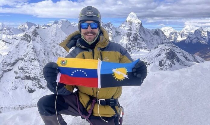 Venezolano ondeó la bandera tricolor en la cima del Himalaya