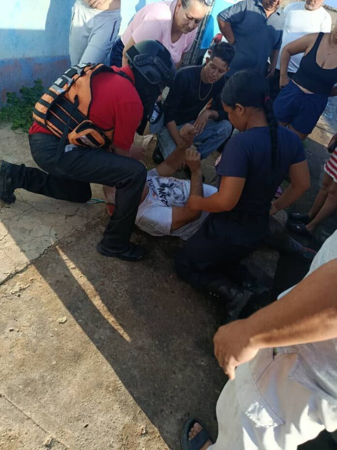 mecánico-carro-lesionado Le cayó encima el carro mientras lo reparaba