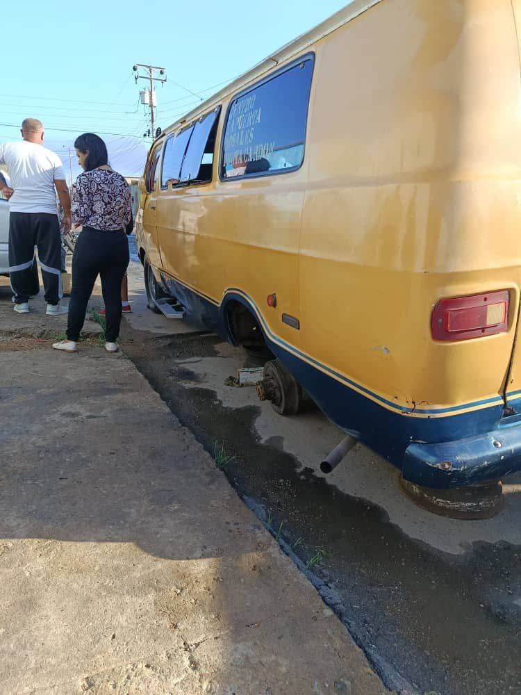 Le cayó encima el carro mientras lo reparaba