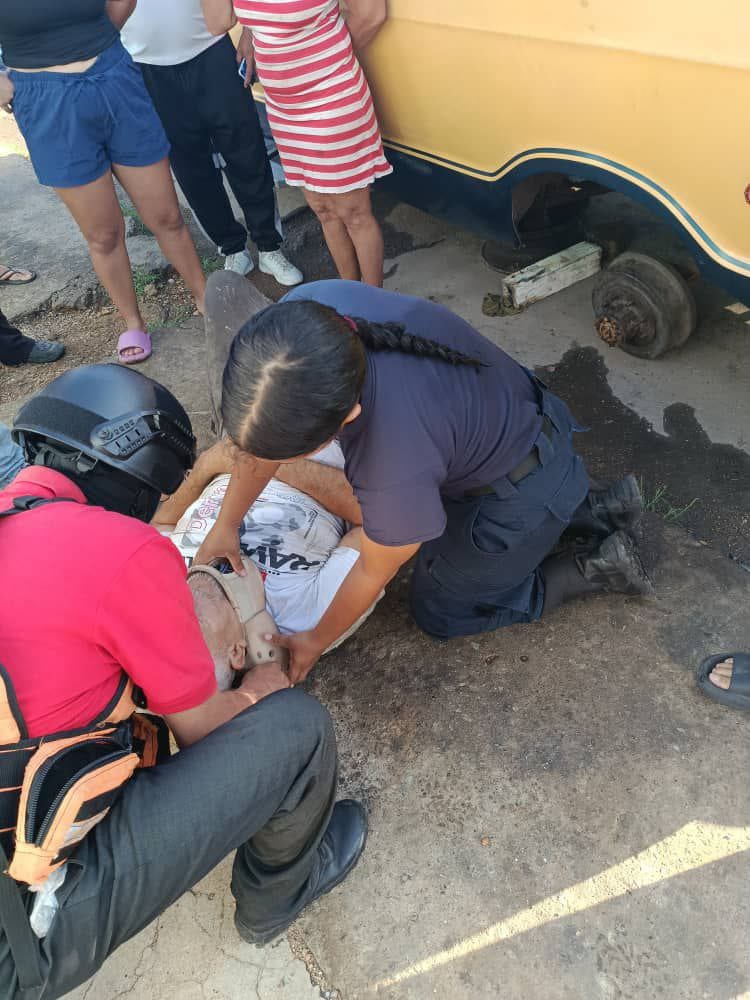 Le cayó encima el carro mientras lo reparaba