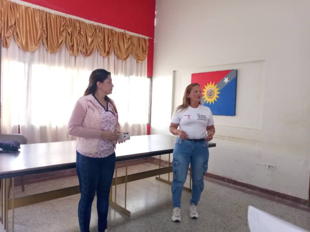 Personal de Concelostaques participa en charla sobre cáncer de mama