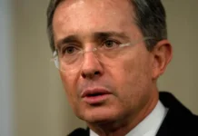 Tribunal revocó condena contra expresidente colombiano Álvaro Uribe Tribunal revocó condena contra expresidente colombiano Álvaro Uribe