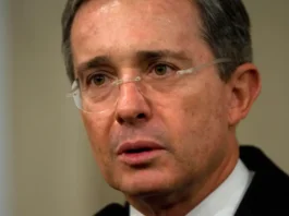 Tribunal revocó condena contra expresidente colombiano Álvaro Uribe Tribunal revocó condena contra expresidente colombiano Álvaro Uribe