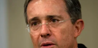 Tribunal revocó condena contra expresidente colombiano Álvaro Uribe Tribunal revocó condena contra expresidente colombiano Álvaro Uribe