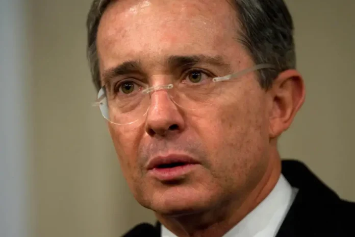 Tribunal revocó condena contra expresidente colombiano Álvaro Uribe