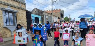 Colorido desfile por 26 aniversario de Educación Inicial en Pueblo Nuevo