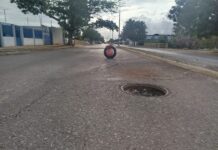 Boca de visita abierta a pocos metros de Polifalcón un peligro para el tránsito vehicular