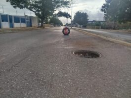 Boca de visita abierta a pocos metros de Polifalcón un peligro para el tránsito vehicular