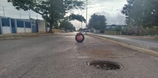 Boca de visita abierta a pocos metros de Polifalcón un peligro para el tránsito vehicular