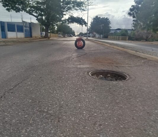 Boca de visita abierta a pocos metros de Polifalcón un peligro para el tránsito vehicular