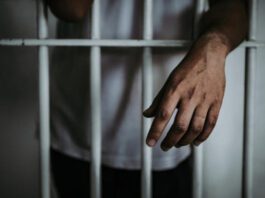 Doce años de cárcel para quincuagenario por abusar de dos niños