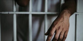 Doce años de cárcel para quincuagenario por abusar de dos niños