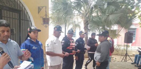 Entregan certificados a motorizados por formación sobre conducción