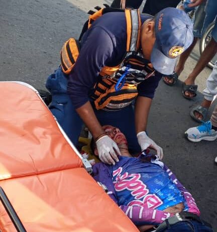 Delivery lesionado al colisionar moto contra carro en Coro +VIDEO