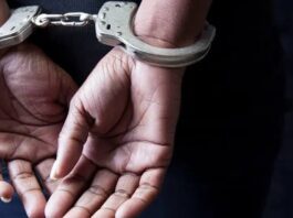 Le cayó «a palos» a su hijo y fue detenida