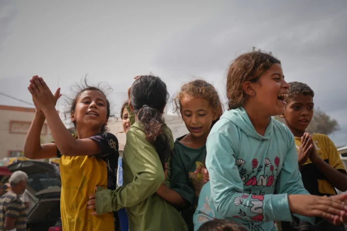 Israel y Hamás intercambiarán rehenes tras acordar una pausa en la guerra en Gaza