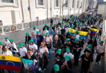 Devotos venezolanos presentes en El Vaticano para la canonización de sus primeros santos