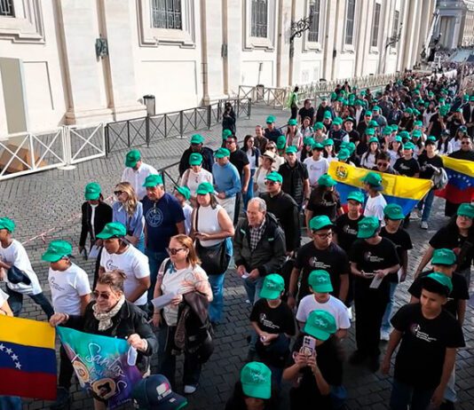 Devotos venezolanos presentes en El Vaticano para la canonización de sus primeros santos