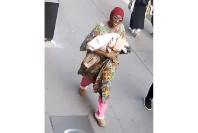 Mujer abandonó a su hija recién nacida en la estación del metro