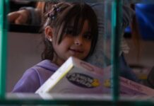 Niña venezolana regresa de EE.UU. y se reúne con su familia